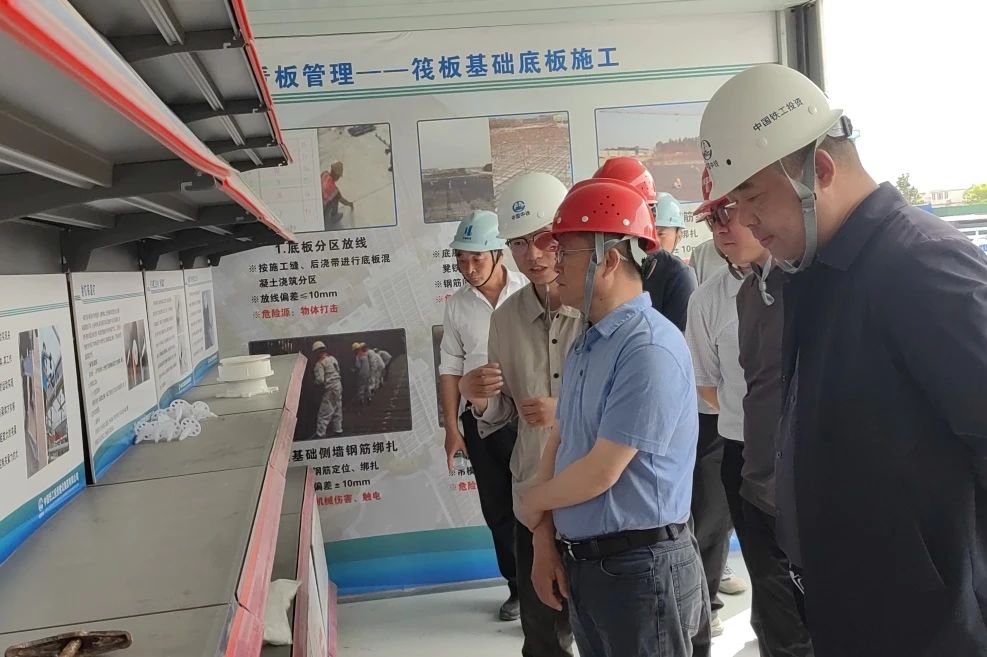 南京市六合區(qū)人大常委會副主任、龍袍新城常務副指揮長薛其松到南京龍袍項目檢查指導工作.jpg
